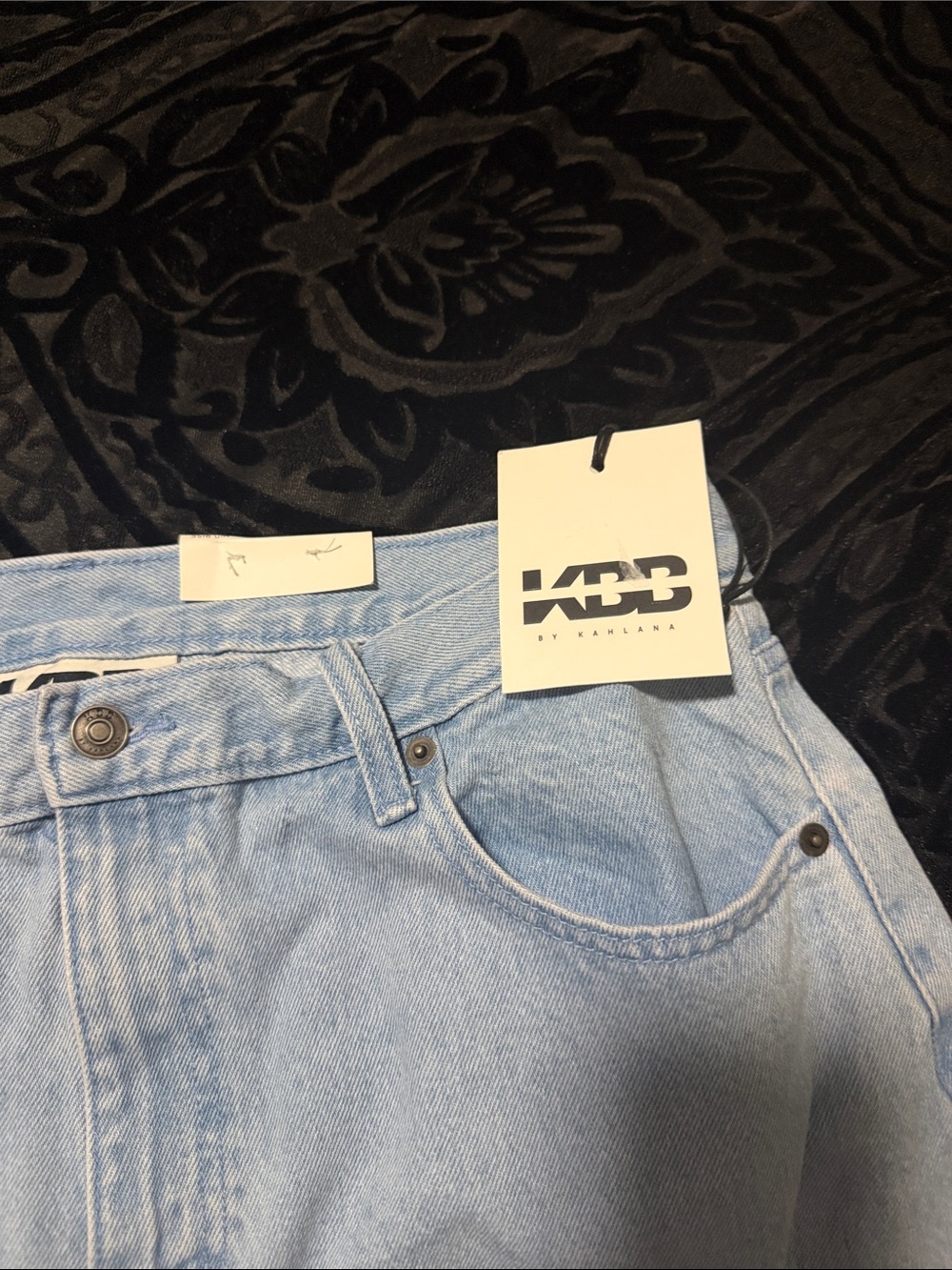 High-Rise Wide Leg Jeans in Light Blue Wash - Picture 7 of 7